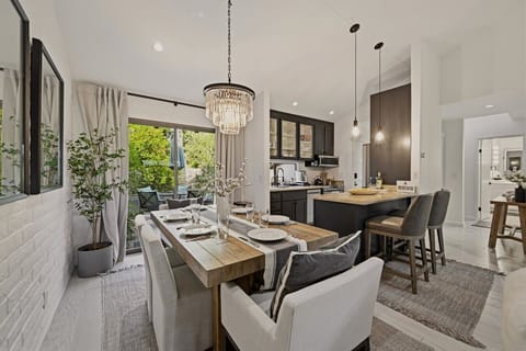 Space for everyone to gather. Enjoy meals at the dining table for six or pull up a seat at the breakfast bar for morning coffee, happy hour, or planning your wine country itinerary.
