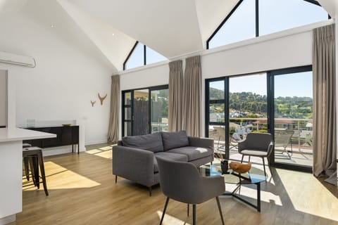 Comfort Apartment | Living area | 32-inch flat-screen TV with cable channels, TV, Netflix