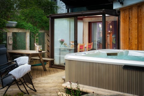 River House Garden Rooms hot tub and conservatory