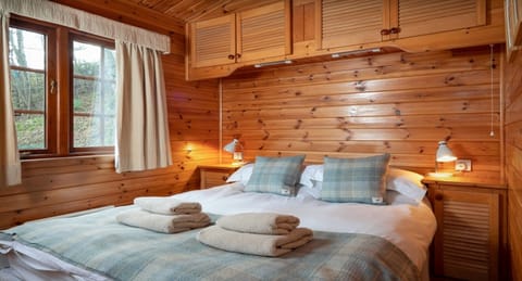 Twa Hoots Lodge double bedroom