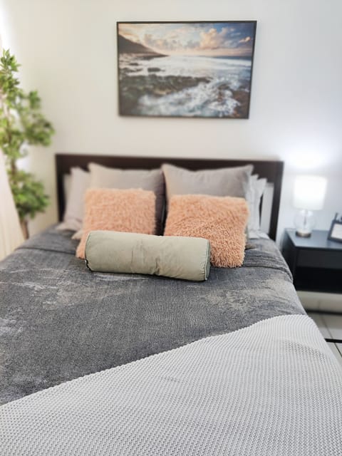Confortable first bedroom with queen bed, AC and Smart TV