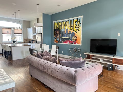 Open Concept Entertaining Area (1)