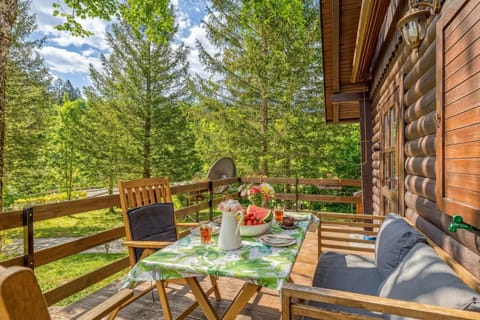 Family Chalet, Multiple Bedrooms, Mountainside (Rozi's Riverside Cottage) | Outdoor dining