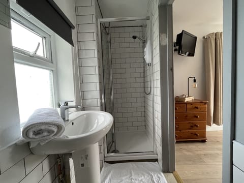Standard Quadruple Room | Bathroom | Shower, towels, toilet paper