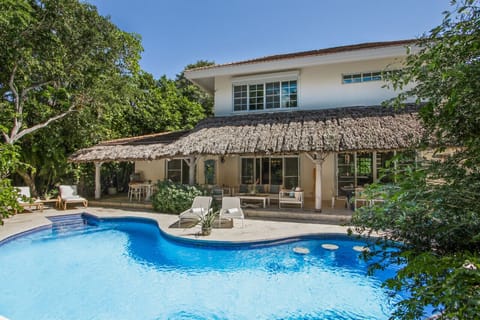 Villa Tortuga B55: Renovated serene villa near beach w/ pool, staff, and golf carts