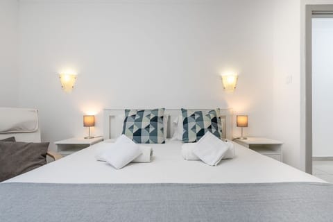 Have a good night of sleep in this comfortable and cozy queen bed and spacious bedroom #portugal #pt #portimao #cozy #comfortable