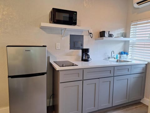Single Room | Private kitchen | Mini-fridge, microwave, cookware/dishes/utensils, paper towels