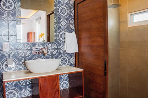 Family Studio Suite, City View | Bathroom | Shower, free toiletries, hair dryer, towels