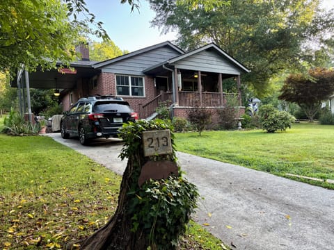 House is nestled on a small lane, very close to downtown. Coffee on the porch!