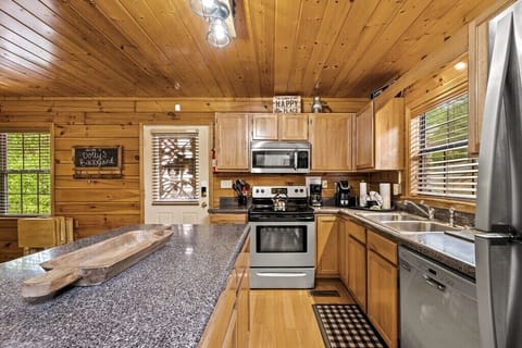 Dolly's Backyard's fully equipped kitchen