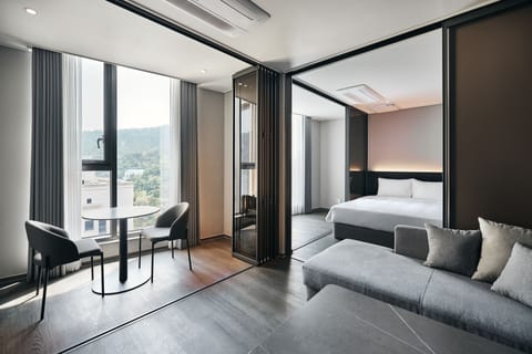 Premier Double Room | Desk, free WiFi, bed sheets