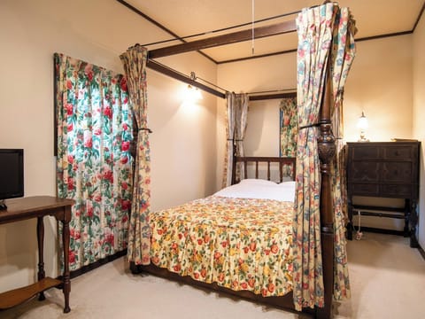 ・[Cottage 103: Bedroom] The interior is decorated with British-style fabrics and antique furniture.
