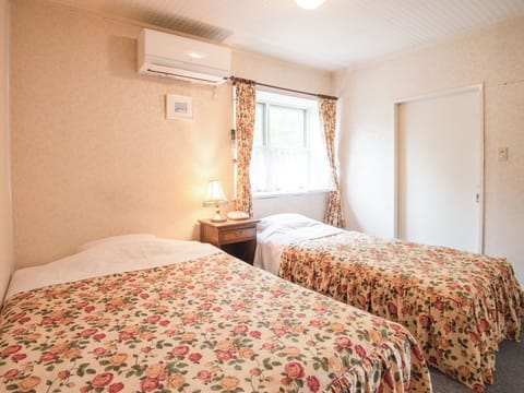 ・[Main building 202: Bedroom] Equipped with 1 single bed and 1 double bed