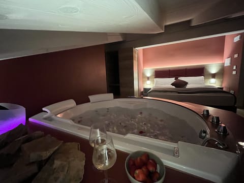 Romantic Double Room, 1 Queen Bed, Hot Tub | Hypo-allergenic bedding, down comforters, pillowtop beds, in-room safe