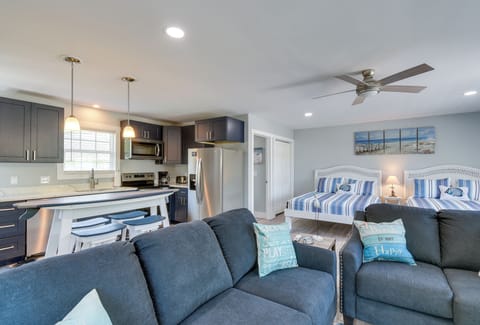 Ocean Isle Beach Vacation Rental | Studio | 1BA | Access By Stairs | 576 Sq Ft