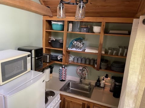 Kitchen with Air Fryer/Microwave/Fridge&amp; freezer/Stove &amp; oven