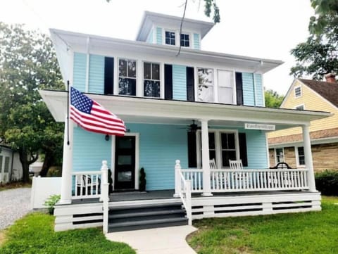 Welcome to Hawthorn House, centrally located and just 1 block from main street!