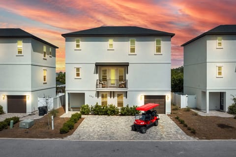 6-seat Golf Cart FREE during your stay! 2 minutes to the beach. Sleeps 16, 5 bedrooms, 5.5 bath, and 9 beds. Heated pool right next to the house!