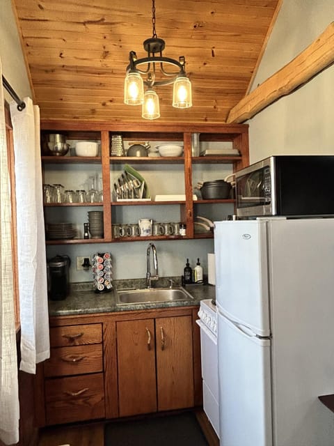 Fully Stocked Kitchen with Keurig Coffee maker w/complimentary Coffee Pods/Air Fryer/