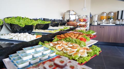 Free daily buffet breakfast