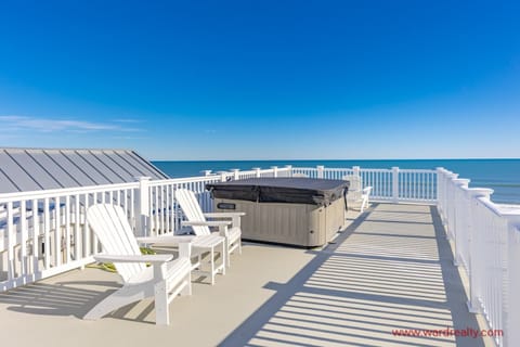 Rooftop Sun Deck with Hot Tub
