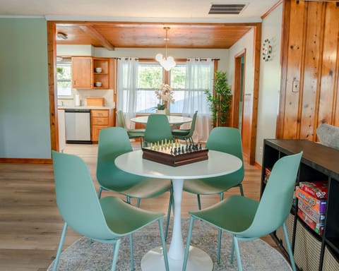 Plenty of seating for your whole family to enjoy a home cooked meal together.