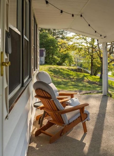 Sip coffee on the porch, soak in lake views, and relax—seating for 8! ✨