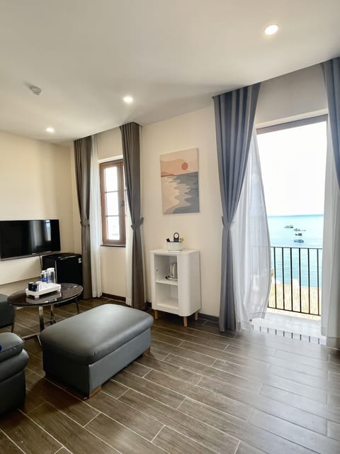 Deluxe Double Room | Minibar, soundproofing, iron/ironing board, free WiFi