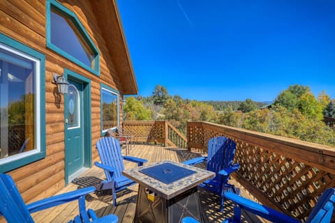 Siera Vista has stunning views of the mountains & the Diamond Hitch Stables in the valley below - 5 min to uptown & 10 min to Downtown fun! Sleeps 8