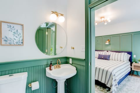 Deluxe Studio Suite, Courtyard View | Bathroom | Combined shower/tub, free toiletries, hair dryer, bathrobes