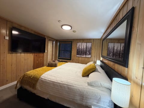 Deluxe Room, 1 King Bed | Individually decorated, individually furnished, iron/ironing board