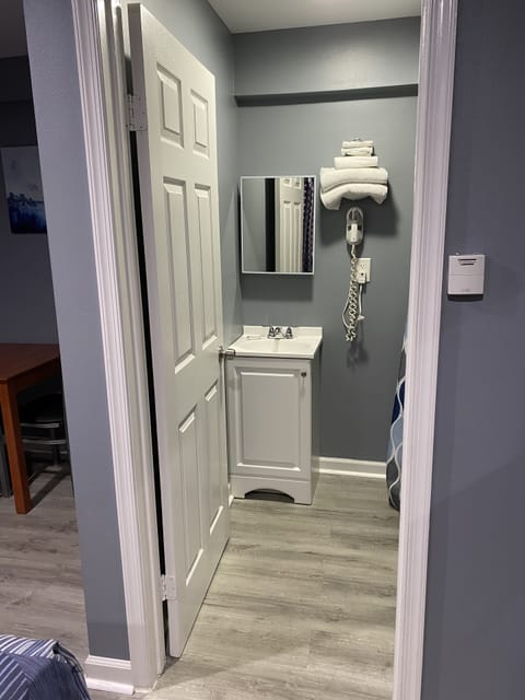 Single Queen Non Smoking | Bathroom | Free toiletries, hair dryer, towels, soap