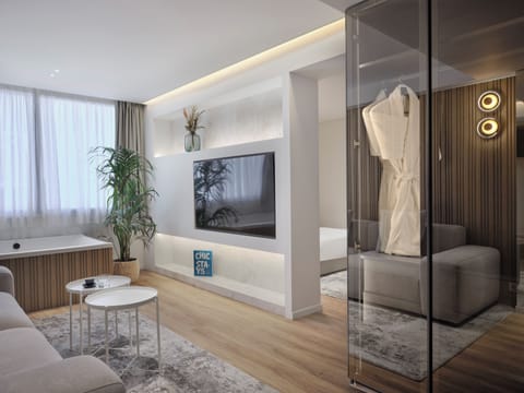 Nur Signature Suite with Hot Tub | Living room | 50-inch Smart TV with cable channels, TV