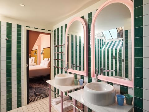 Room (XXL Mama) | Bathroom | Eco-friendly toiletries, hair dryer, towels, soap