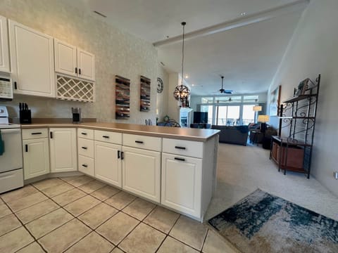 Open floor plan with 13' vaulted ceilings.