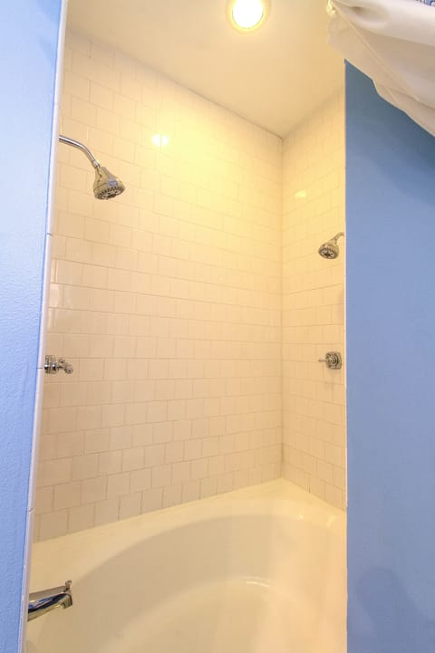 Combined shower/tub, designer toiletries, hair dryer, towels
