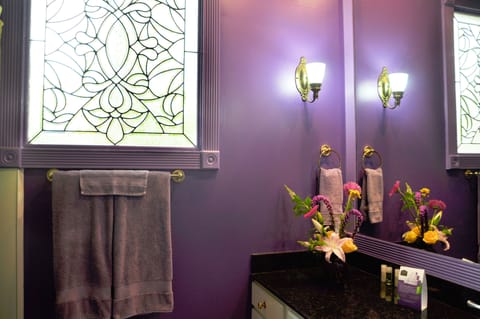 Combined shower/tub, designer toiletries, hair dryer, towels