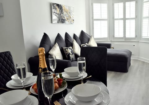 Lounge Area | Dining Area 