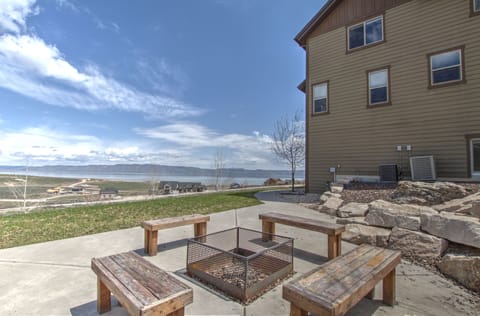Fire pit, privacy & beautiful views!