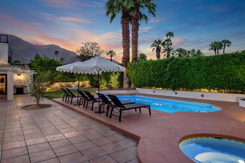 PRIVATE RESORT LIKE POOL, SPA, FIREPIT AND BBQ GRILL IN THIS OVERSIZED COMPOUND IN MOVIE COLONY.  AMAZING MOUNTAIN VIEWS!