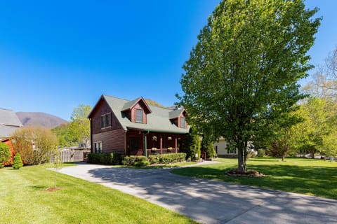 A large, flat, concrete driveway in the front for trucks/motorcycles/trailers