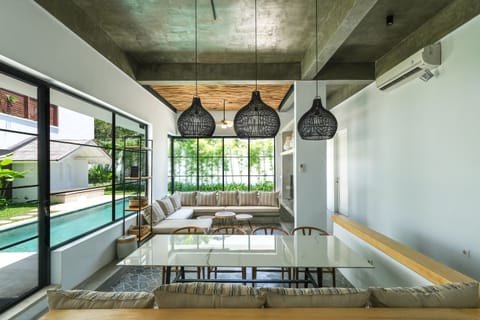 Villa, 4 Bedrooms | Dining room