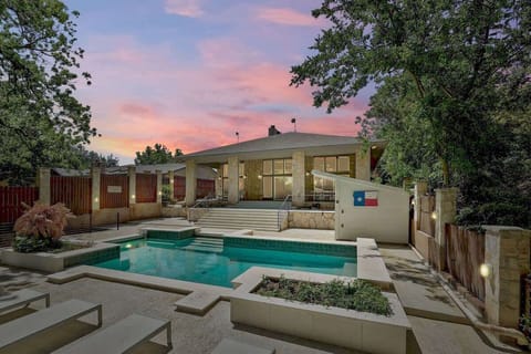 Relax in this lakeside retreat which overlooks Lake LBJ!