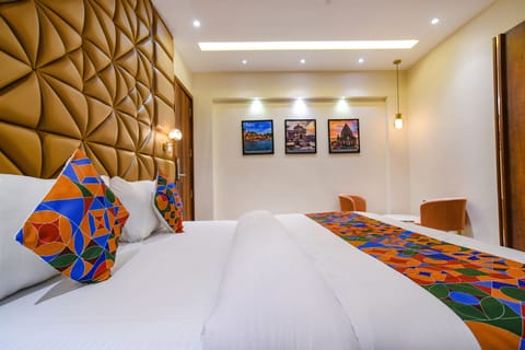 Egyptian cotton sheets, premium bedding, in-room safe, desk