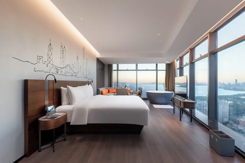 Premier Room | Down comforters, free minibar, in-room safe, desk