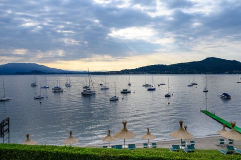 Deluxe Double or Twin Room, 1 Bedroom, Lake View, Lakeside | Premium bedding, minibar, in-room safe, desk