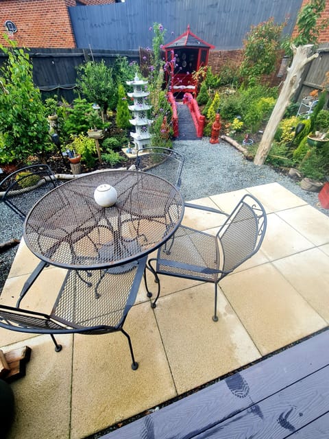 Lovely area to sit outside the pod, have a drink relax and watch the sun go down