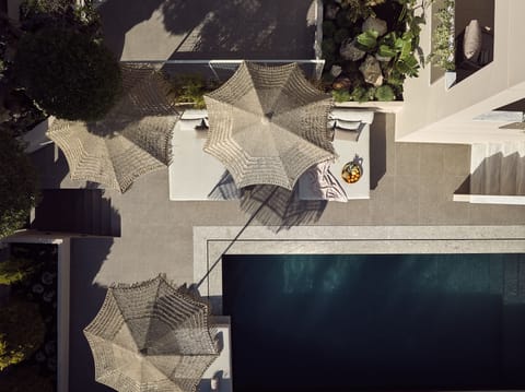 Pool surroundings that stimulate the senses.