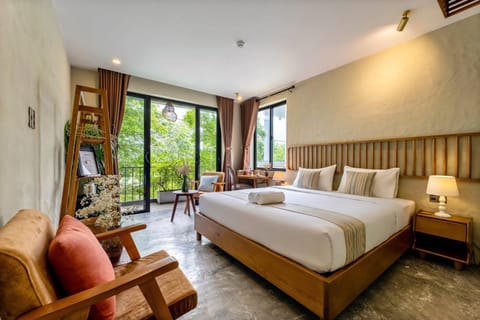Luxury Queen Balcony | Hypo-allergenic bedding, minibar, in-room safe, desk