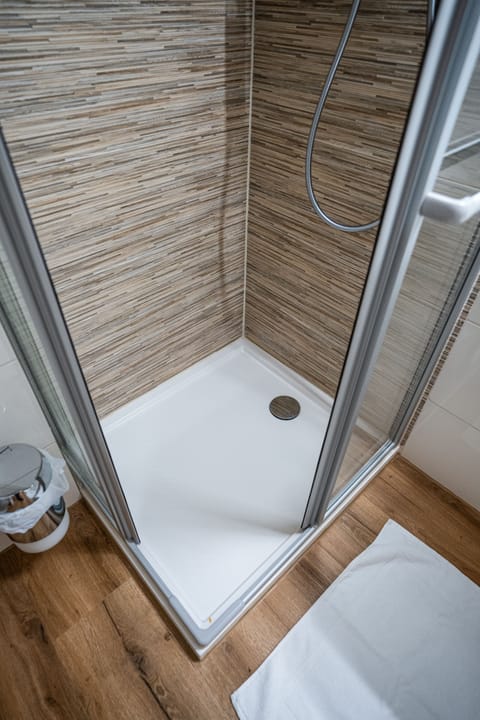 Standard Double Room | Bathroom | Shower, rainfall showerhead, hair dryer, towels